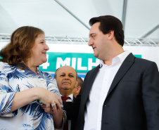 Veículos repassados pelo governador Ratinho Junior beneficiam 96 municípios e estão dentro da política de levar a saúde para mais perto das pessoas. Investimento foi de R$ 16,4 milhões e faz parte de um pacote que poderá abranger 1.500 equipamentos nos próximos meses.
Foto: Rodrigo Felix Leal
