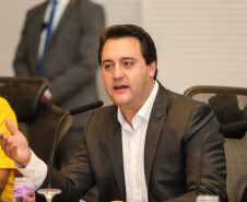 O Governador Carlos Massa Ratinho Junior acompanha nesta quarta-feira (4), o balanço das ações e dos atendimentos feitos durante a temporada Verão Maior 2019/2020, no Litoral e no Interior do Estado. Acompanhado do o secretário da Segurança Pública, Romulo Marinho, coordenador do Verão Maior.   Curitiba, 04/03/2020 - Foto: Geraldo Bubniak/AEN