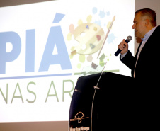 O secretário da Justiça, Família e Trabalho (Ney Leprevost) e a diretora-presidente do Museu Oscar Niemayer, Juliana Vosnika, assinaram nesta quarta-feira (04/03) termo de compromisso para a implantação do programa Piá nas Artes, que vai beneficiar crianças e adolescentes em situação de acolhimento, socioeducação, comunidades indígenas, povos tradicionais e quilombolas.  Foto:SEJUF