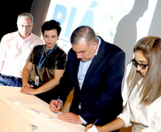 O secretário da Justiça, Família e Trabalho (Ney Leprevost) e a diretora-presidente do Museu Oscar Niemayer, Juliana Vosnika, assinaram nesta quarta-feira (04/03) termo de compromisso para a implantação do programa Piá nas Artes, que vai beneficiar crianças e adolescentes em situação de acolhimento, socioeducação, comunidades indígenas, 