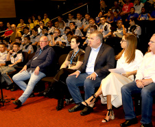 O secretário da Justiça, Família e Trabalho (Ney Leprevost) e a diretora-presidente do Museu Oscar Niemayer, Juliana Vosnika, assinaram nesta quarta-feira (04/03) termo de compromisso para a implantação do programa Piá nas Artes, que vai beneficiar crianças e adolescentes em situação de acolhimento, socioeducação, comunidades indígenas, 