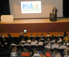 O secretário da Justiça, Família e Trabalho (Ney Leprevost) e a diretora-presidente do Museu Oscar Niemayer, Juliana Vosnika, assinaram nesta quarta-feira (04/03) termo de compromisso para a implantação do programa Piá nas Artes, que vai beneficiar crianças e adolescentes em situação de acolhimento, socioeducação, comunidades indígenas, 
