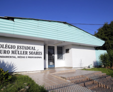 O Colégio Estadual Dr. Lauro Müller Soares passará a ser um Colégio Militar a partir do ano que vem. O governador Carlos Massa Ratinho Junior confirmou nesta quinta-feira (5), em evento no município, a liberação de R$ 750 mil para reformas na unidade. Será a quinta unidade com gestão neste modelo no Paraná.
Foto: Gilson Abreu/AEN