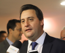 O governador Carlos Massa Ratinho Junior participa da posse de Camilo Turmina, novo presidente da Associação Comercial do Paraná. Presentes: Glaucio Geara, ex-presidente da ACP; os ex-governadores: Mario Pereira; Orlando Pessuti; e Cida Borghetti; vice- governador Darci Piana; o prefeito de Curitiba, Rafael Greca; entre outros.
Curitiba, 05-03-20.
Foto: Arnaldo Alves / AEN.
