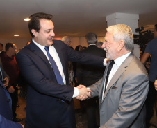 O governador Carlos Massa Ratinho Junior participa da posse de Camilo Turmina, novo presidente da Associação Comercial do Paraná. Presentes: Glaucio Geara, ex-presidente da ACP; os ex-governadores: Mario Pereira; Orlando Pessuti; e Cida Borghetti; vice- governador Darci Piana; o prefeito de Curitiba, Rafael Greca; entre outros.
Curitiba, 05-03-20.
Foto: Arnaldo Alves / AEN.
