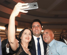 O governador Carlos Massa Ratinho Junior participa da posse de Camilo Turmina, novo presidente da Associação Comercial do Paraná. Presentes: Glaucio Geara, ex-presidente da ACP; os ex-governadores: Mario Pereira; Orlando Pessuti; e Cida Borghetti; vice- governador Darci Piana; o prefeito de Curitiba, Rafael Greca; entre outros.
Curitiba, 05-03-20.
Foto: Arnaldo Alves / AEN.

