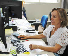 Uma das servidoras mais antigas em atividade da Secretaria é Dianete Dalla Costa, que está no órgão desde setembro de 1970. Formada no Magistério e em Pedagogia, com especialização em Educação Especial, ela já é aposentada por um padrão, mas não tem planos de parar de trabalhar tão cedo. Atualmente, Dianete atua na Coordenação de Manutenção da Folha de Pagamentos, e é responsável por acompanhar sete Núcleos Regionais de Educação (NREs). Foto:SEED