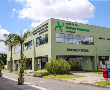 O Instituto de Biologia Molecular do Paraná (IBMP), vinculado à Fundação Oswaldo Cruz (Fiocruz), com sede no Parque Tecnológico da Saúde do Tecpar, em Curitiba, ajudou a desenvolver os kits com insumos para a realização de testes diagnósticos do novo coronavírus (Covid-19). Eles foram criados em menos de um mês e atendem todo o País.Foto: Geraldo Bubniak/AEN