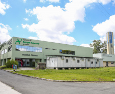 O Instituto de Biologia Molecular do Paraná (IBMP), vinculado à Fundação Oswaldo Cruz (Fiocruz), com sede no Parque Tecnológico da Saúde do Tecpar, em Curitiba, ajudou a desenvolver os kits com insumos para a realização de testes diagnósticos do novo coronavírus (Covid-19). Eles foram criados em menos de um mês e atendem todo o País. Foto: Geraldo Bubniak/AEN