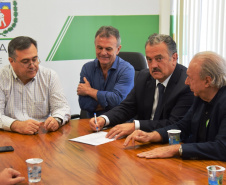O secretário estadual da Saúde, Beto Preto, reuniu-se nesta segunda-feira (9)&#8354;om deputados federais que destinaram emendas para a construção do Centro Oncológico Hospital São Vicente de Paulo (Hospital do Câncer), em Guarapuava. Foto:SESA