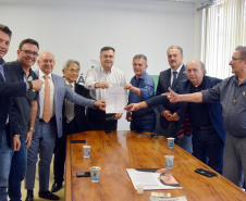 O secretário estadual da Saúde, Beto Preto, reuniu-se nesta segunda-feira (9)&#8354;om deputados federais que destinaram emendas para a construção do Centro Oncológico Hospital São Vicente de Paulo (Hospital do Câncer), em Guarapuava. Foto:SESA