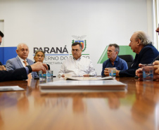 O secretário estadual da Saúde, Beto Preto, reuniu-se nesta segunda-feira (9)&#8354;om deputados federais que destinaram emendas para a construção do Centro Oncológico Hospital São Vicente de Paulo (Hospital do Câncer), em Guarapuava. Foto:SESA