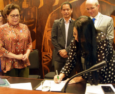 As Secretarias de Estado da Saúde e da Segurança Pública e Administração Penitenciária do Paraná renovam termo de cooperação técnica para o atendimento integral e humanizado às pessoas em situação de violência sexual. Foto: Antonio Américo/SESA