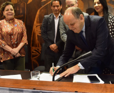 As Secretarias de Estado da Saúde e da Segurança Pública e Administração Penitenciária do Paraná renovam termo de cooperação técnica para o atendimento integral e humanizado às pessoas em situação de violência sexual. Foto: Antonio Américo/SESA