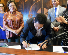 As Secretarias de Estado da Saúde e da Segurança Pública e Administração Penitenciária do Paraná renovam termo de cooperação técnica para o atendimento integral e humanizado às pessoas em situação de violência sexual. Foto: Antonio Américo/SESA