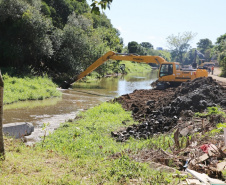 
Serviço de dragagem sendo feito pela Sanepar em Pinhais. Foto: Luiz Arnaldo de Lima/Sanepa
