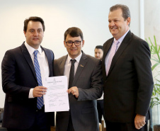 O governador Carlos Massa Ratinho Júnior assinou a autorização para nomeação de 263 professores para as universidades estaduais do Paraná. São profissionais de diversas áreas acadêmicas aprovados em concursos públicos realizados em anos anteriores e que ainda não haviam sido chamados. Curitiba,12/03/2020 Foto:Jaelson Lucas / AEN