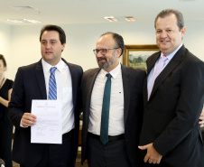 O governador Carlos Massa Ratinho Júnior assinou a autorização para nomeação de 263 professores para as universidades estaduais do Paraná. São profissionais de diversas áreas acadêmicas aprovados em concursos públicos realizados em anos anteriores e que ainda não haviam sido chamados. Curitiba,12/03/2020 Foto:Jaelson Lucas / AEN