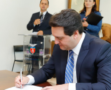 O governador Carlos Massa Ratinho Júnior assinou nesta quinta-feira (12) a autorização para nomeação de 263 professores para universidades estaduais do Paraná. São profissionais de diversas áreas acadêmicas aprovados em concursos públicos realizados em anos anteriores e que ainda não haviam sido chamados.