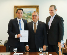 O governador Carlos Massa Ratinho Júnior assinou nesta quinta-feira (12) a autorização para nomeação de 263 professores para universidades estaduais do Paraná. São profissionais de diversas áreas acadêmicas aprovados em concursos públicos realizados em anos anteriores e que ainda não haviam sido chamados.