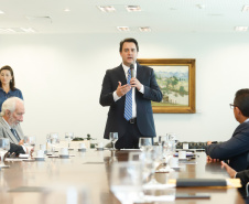 O governador Carlos Massa Ratinho Júnior assinou nesta quinta-feira (12) a autorização para nomeação de 263 professores para universidades estaduais do Paraná. São profissionais de diversas áreas acadêmicas aprovados em concursos públicos realizados em anos anteriores e que ainda não haviam sido chamados.