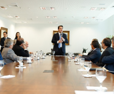 O governador Carlos Massa Ratinho Júnior assinou nesta quinta-feira (12) a autorização para nomeação de 263 professores para universidades estaduais do Paraná. São profissionais de diversas áreas acadêmicas aprovados em concursos públicos realizados em anos anteriores e que ainda não haviam sido chamados.