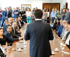 O governador Carlos Massa Ratinho Júnior assinou nesta quinta-feira (12) a autorização para nomeação de 263 professores para universidades estaduais do Paraná. São profissionais de diversas áreas acadêmicas aprovados em concursos públicos realizados em anos anteriores e que ainda não haviam sido chamados.