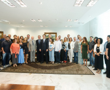 O governador Carlos Massa Ratinho Júnior assinou nesta quinta-feira (12) a autorização para nomeação de 263 professores para universidades estaduais do Paraná. São profissionais de diversas áreas acadêmicas aprovados em concursos públicos realizados em anos anteriores e que ainda não haviam sido chamados.
