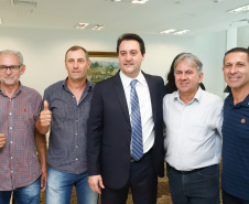 O governador Carlos Massa Ratinho Júnior assinou nesta quinta-feira (12) a autorização para nomeação de 263 professores para universidades estaduais do Paraná. São profissionais de diversas áreas acadêmicas aprovados em concursos públicos realizados em anos anteriores e que ainda não haviam sido chamados.