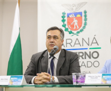 O secretário de Estado da Saúde, Beto Preto, e a secretária municipal de Saúde de Curitiba, Márcia Huçulak, apresentam em entrevista coletiva os números e informações sobre os casos em investigação do coronavírus (Covid-19), nesta quinta-feira (12) na Secretaria de Estado da Saúde. 12/03/2020 - Foto: Geraldo Bubniak/AEN