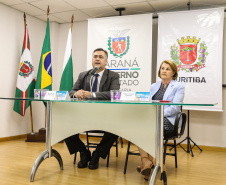 O secretário de Estado da Saúde, Beto Preto, e a secretária municipal de Saúde de Curitiba, Márcia Huçulak, apresentam em entrevista coletiva os números e informações sobre os casos em investigação do coronavírus (Covid-19), nesta quinta-feira (12) na Secretaria de Estado da Saúde.  12/03/2020  -  Foto: Geraldo Bubniak/AEN