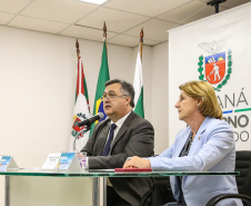O secretário de Estado da Saúde, Beto Preto, e a secretária municipal de Saúde de Curitiba, Márcia Huçulak, apresentam em entrevista coletiva os números e informações sobre os casos em investigação do coronavírus (Covid-19), nesta quinta-feira (12) na Secretaria de Estado da Saúde.  12/03/2020  -  Foto: Geraldo Bubniak/AEN