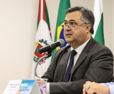 O secretário de Estado da Saúde, Beto Preto, e a secretária municipal de Saúde de Curitiba, Márcia Huçulak, apresentam em entrevista coletiva os números e informações sobre os casos em investigação do coronavírus (Covid-19), nesta quinta-feira (12) na Secretaria de Estado da Saúde.  12/03/2020  -  Foto: Geraldo Bubniak/AEN