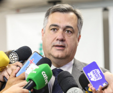 O secretário de Estado da Saúde, Beto Preto, e a secretária municipal de Saúde de Curitiba, Márcia Huçulak, apresentam em entrevista coletiva os números e informações sobre os casos em investigação do coronavírus (Covid-19), nesta quinta-feira (12) na Secretaria de Estado da Saúde.  12/03/2020  -  Foto: Geraldo Bubniak/AEN