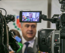 O secretário de Estado da Saúde, Beto Preto, e a secretária municipal de Saúde de Curitiba, Márcia Huçulak, apresentam em entrevista coletiva os números e informações sobre os casos em investigação do coronavírus (Covid-19), nesta quinta-feira (12) na Secretaria de Estado da Saúde.  12/03/2020  -  Foto: Geraldo Bubniak/AEN