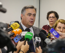 O secretário de Estado da Saúde, Beto Preto, e a secretária municipal de Saúde de Curitiba, Márcia Huçulak, apresentam em entrevista coletiva os números e informações sobre os casos em investigação do coronavírus (Covid-19), nesta quinta-feira (12) na Secretaria de Estado da Saúde.  12/03/2020  -  Foto: Geraldo Bubniak/AEN