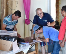 Técnicos da Diretoria de Gestão Territorial do Instituto Água e Terra entregaram nesta quarta-feira (11) mapas e memoriais descritivos a 108 pequenos agricultores da região de Guaraqueçaba que possuem imóveis particulares, mas sem registro. A documentação é essencial para o ajuizamento da ação de usucapião, que levará ao registro do imóvel. Foto: Denis ferreira Netto/SEDEST