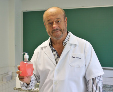 O surto do novo coronavírus acendeu um alerta nas escolas estaduais do Paraná quanto à prevenção da doença. Além das tradicionais orientações de higiene, cartazes informativos e rodas de conversa, as instituições de ensino conseguem conscientizar os estudantes por meio do conteúdo abordado nas aulas. Foto:Silvio Turra/SEED