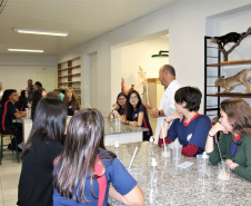O surto do novo coronavírus acendeu um alerta nas escolas estaduais do Paraná quanto à prevenção da doença. Além das tradicionais orientações de higiene, cartazes informativos e rodas de conversa, as instituições de ensino conseguem conscientizar os estudantes por meio do conteúdo abordado nas aulas. Foto:Silvio Turra/SEED