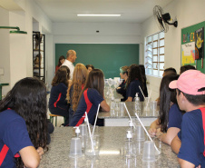 O surto do novo coronavírus acendeu um alerta nas escolas estaduais do Paraná quanto à prevenção da doença. Além das tradicionais orientações de higiene, cartazes informativos e rodas de conversa, as instituições de ensino conseguem conscientizar os estudantes por meio do conteúdo abordado nas aulas. Foto:Silvio Turra/SEED