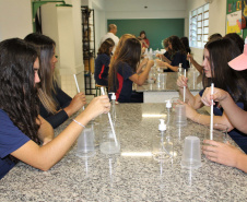 O surto do novo coronavírus acendeu um alerta nas escolas estaduais do Paraná quanto à prevenção da doença. Além das tradicionais orientações de higiene, cartazes informativos e rodas de conversa, as instituições de ensino conseguem conscientizar os estudantes por meio do conteúdo abordado nas aulas. Foto:Silvio Turra/SEED
