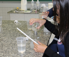 O surto do novo coronavírus acendeu um alerta nas escolas estaduais do Paraná quanto à prevenção da doença. Além das tradicionais orientações de higiene, cartazes informativos e rodas de conversa, as instituições de ensino conseguem conscientizar os estudantes por meio do conteúdo abordado nas aulas. Foto:Silvio Turra/SEED