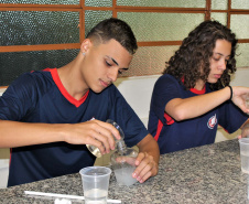 O surto do novo coronavírus acendeu um alerta nas escolas estaduais do Paraná quanto à prevenção da doença. Além das tradicionais orientações de higiene, cartazes informativos e rodas de conversa, as instituições de ensino conseguem conscientizar os estudantes por meio do conteúdo abordado nas aulas. Foto:Silvio Turra/SEED
