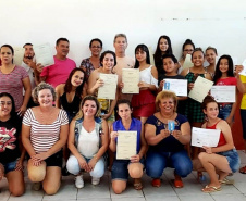 Vinte e sete moradores da Ponta da Pita, em Antonina, receberam nesta semana o certificado do curso de Internet Básica da Portos do Paraná. As aulas fazem parte do Programa de Educação Ambiental, promovido pela empresa pública junto às comunidades da área de abrangência portuária, como medida vinculada às obras de dragagem de manutenção dos portos de Paranaguá e Antonina. Foto: Pierpaolo Nota/Portos do Paraná