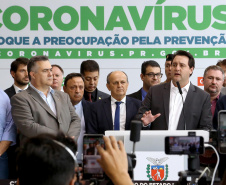 O Governo do Paraná apresentou nesta segunda-feira (16) as principais medidas adotadas para o enfrentamento da epidemia do coronavírus no Estado. Contidas em decreto assinado pelo governador Carlos Massa Ratinho Junior, as medidas reduzem as possibilidades de contato entre as pessoas para conter a propagação do vírus, determinam ações específicas no âmbito da saúde, ampliam a proteção a servidores incluídos em grupos de risco e fortalecem ações nas fronteiras e divisas.