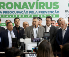 O Governo do Paraná apresentou nesta segunda-feira (16) as principais medidas adotadas para o enfrentamento da epidemia do coronavírus no Estado. Contidas em decreto assinado pelo governador Carlos Massa Ratinho Junior, as medidas reduzem as possibilidades de contato entre as pessoas para conter a propagação do vírus, determinam ações específicas no âmbito da saúde, ampliam a proteção a servidores incluídos em grupos de risco e fortalecem ações nas fronteiras e divisas.