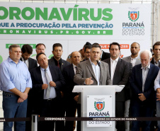 O Governo do Paraná apresentou nesta segunda-feira (16) as principais medidas adotadas para o enfrentamento da epidemia do coronavírus no Estado. Contidas em decreto assinado pelo governador Carlos Massa Ratinho Junior, as medidas reduzem as possibilidades de contato entre as pessoas para conter a propagação do vírus, determinam ações específicas no âmbito da saúde, ampliam a proteção a servidores incluídos em grupos de risco e fortalecem ações nas fronteiras e divisas.