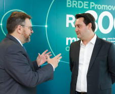 Projetos prioritários para o desenvolvimento do Estado contarão com recursos de R$ 300 milhões do Banco Regional de Desenvolvimento Econômico do Extremo Sul (BRDE). O governador Carlos Massa Ratinho Junior e o diretor de Operações da agência paranaense do BRDE, Wilson Bley Lipski, lançaram nesta terça-feira (17) o Promove Sul, um fundo rotativo permanente para o apoio de projetos em diversas áreas.