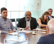 O Governador Carlos Massa Ratinho Junior recebe nesta quinta-feira (19),  representantes do Tribunal de Contas, Ministério Publico, Assembléia Legislativa e secretários de Estado para reunião de efeitos da Pandemia no Estado,  Curitiba, 19/03/2020 - Foto: Geraldo Bubniak/AEN