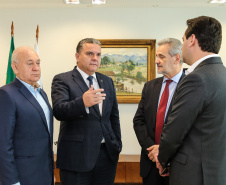 O Governador Carlos Massa Ratinho Junior recebe nesta quinta-feira (19),  representantes do Tribunal de Contas, Ministério Publico, Assembléia Legislativa e secretários de Estado para reunião de efeitos da Pandemia no Estado,  Curitiba, 19/03/2020 - Foto: Geraldo Bubniak/AEN